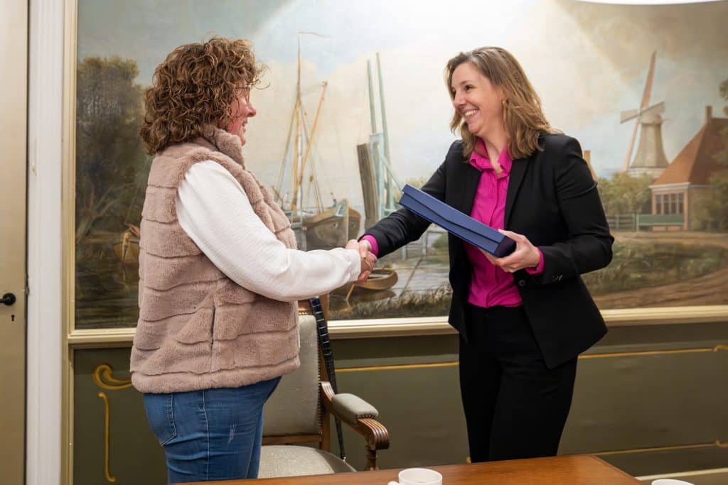 Goud Waard Award De Fryske Marren voor Trudy Rossi - Visser overhandigd door wethouder Barbara Gardeniers