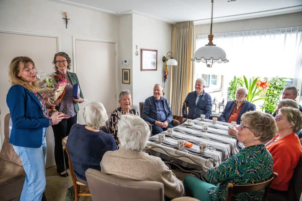 Goud Waard Award voor Theo Rijpkema uit Sint Nicolaasga, uitgereikt door wethouder Sippy van der Meer