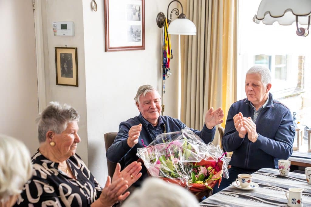 Goud Waard Award voor Theo Rijpkema uit Sint Nicolaasga, uitgereikt door wethouder Sippy van der Meer