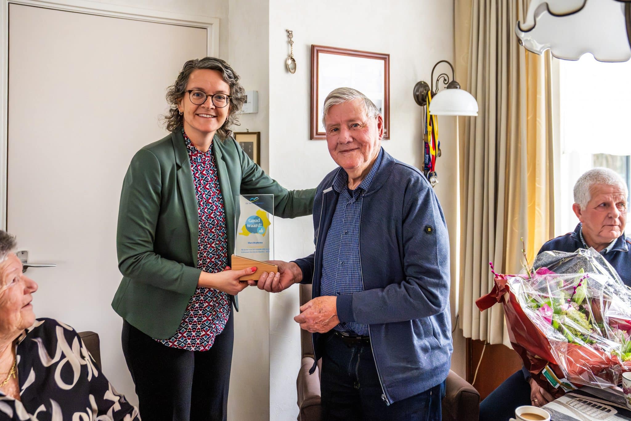 Goud Waard Award voor Theo Rijpkema uit Sint Nicolaasga, uitgereikt door wethouder Sippy van der Meer