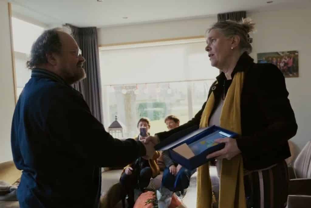 Uitreiking Goud Waard Award aan Doede Deinum door wethouder Irona Groeneveld